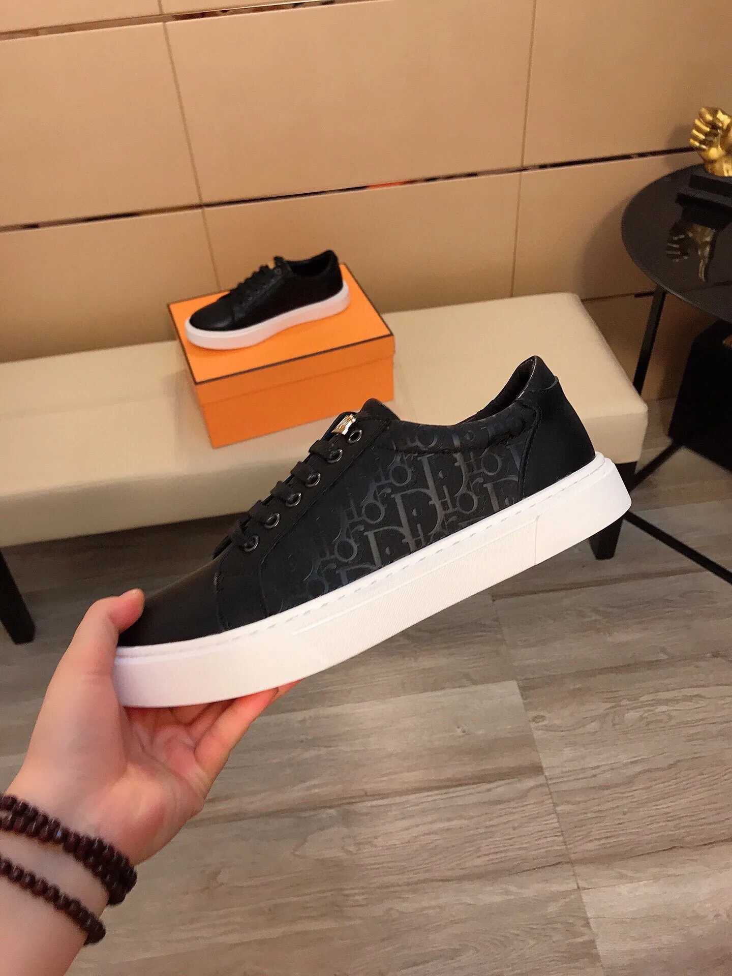 Factory price 360 ​​◾️▫【Dior】Dior's new high-end boutique, men's fashionable casual shoes, quite distinctive. The upper is made of imported soft cowhide + brand-specific embossing, which shows the design style. The genuine leather lining makes the foot feel soft and comfortable. The original wear-resistant special outsole is a must-have item for trendy men! Size: 38-44
